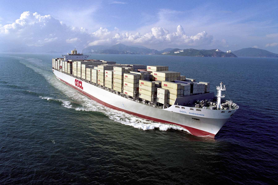 Kontenerowiec OOCL Shenzhen należący do OOCL z Hong Kongu, który szykowany jest na sprzedaż w nadchodzących miesiącach.