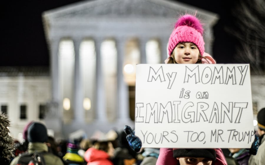 Dziewczynka podczas protestu przeciwko dekretowi Trumpa przed Sądem Najwyższym.