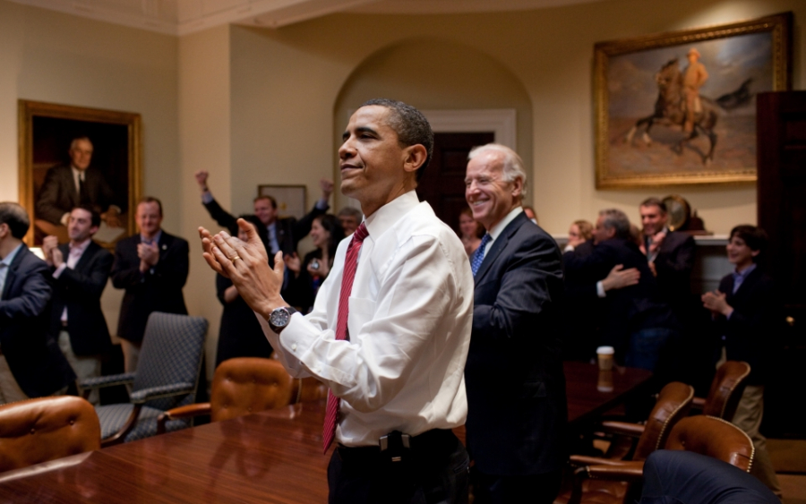 Barack Obama wraz ze współpracownikami cieszy się z przegłosowania jego projektu Obamacare przez Izbę Reprezentantów.