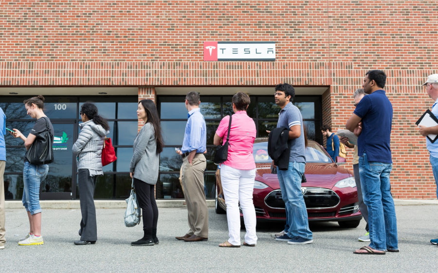Kolejka ustawia się przed salonem Tesli w celu dokonania rezerwacji na Model 3.
