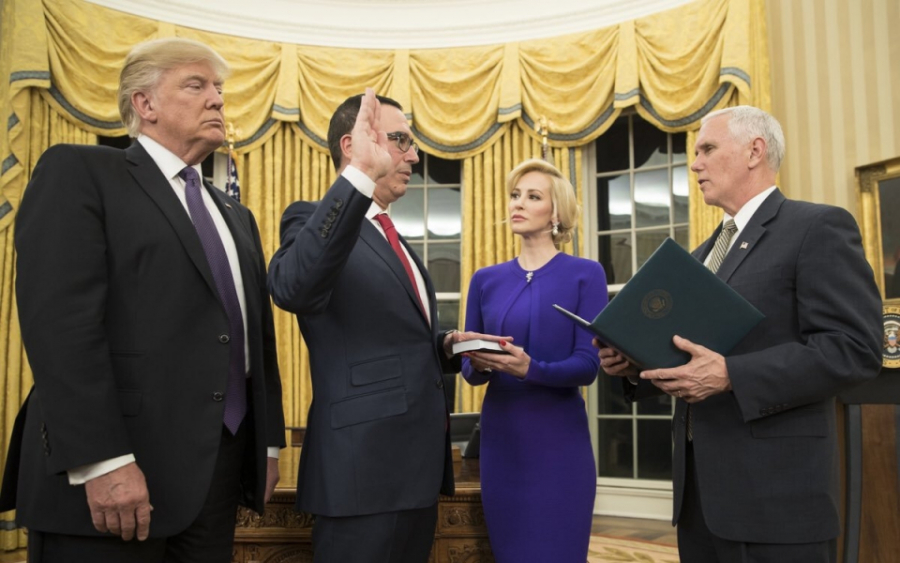 Steve Mnuchin zaprzysiężony na Sekretarza Skarbu.