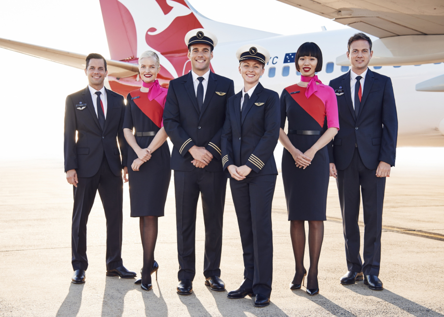 Piloci i stewardzi australijskich linii Qantas w nowych strojach.