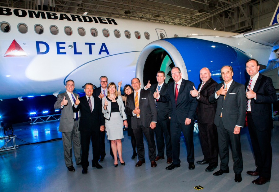 Przedstawiciele Delta Air Lines i Bombardiera podczas ceremonii ogłoszenia zamówienia 75 samolotów C-Series 100