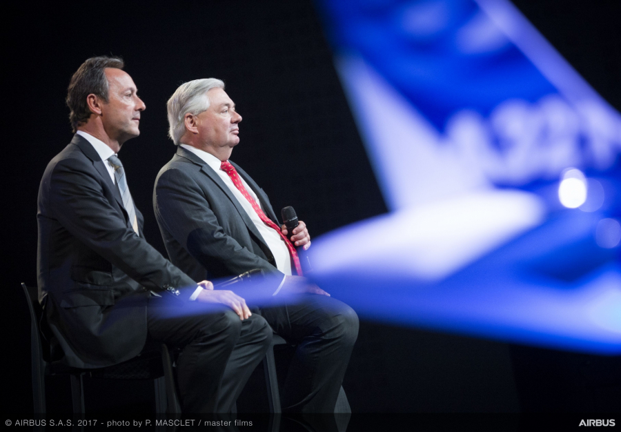 John Leahy (po prawej) i Fabrice Bregier, CEO Airbus Commercial Aircraft.