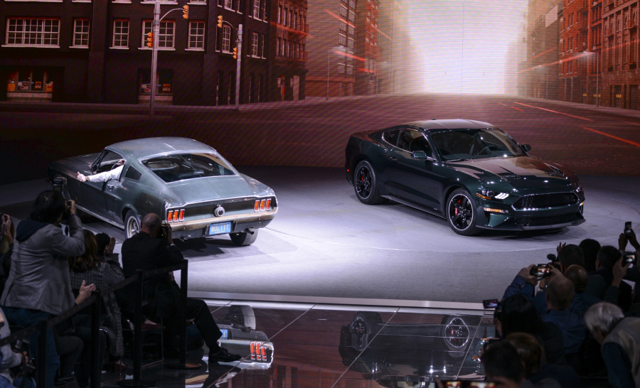 Ford Mustang Bullitt (po prawej) oraz egzemplarz Forda Mustanga, który występowała w filmie Bullitt.
